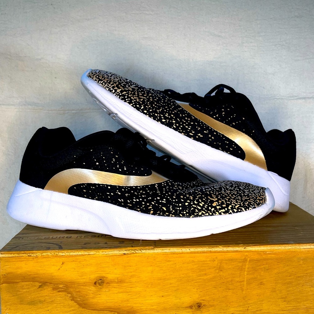 Athletic works casual/athletic shoe EXTREMELY light weight Black/Gold used